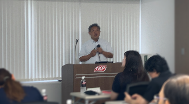 歯科医療従事者向けの講演会で講師を務めるファミリア歯科の院長